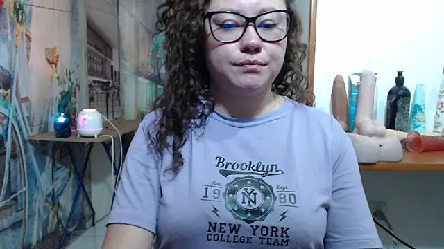 curly_greeneyed's cam snapshot