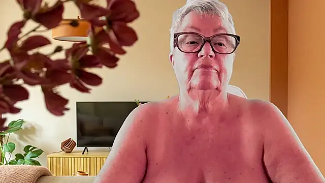 Mystery-Grandmother's cam snapshot