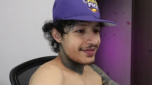 trieone live sex cam