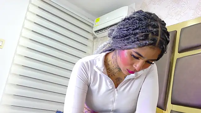 EmilieLake's cam snapshot