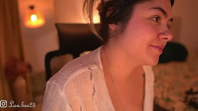 Lau_Bee's cam snapshot