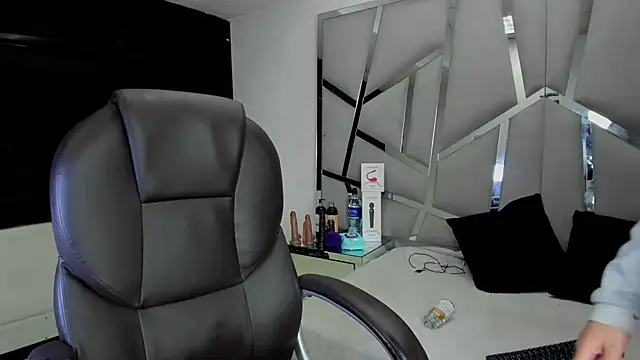 Catherinee69_x's cam snapshot