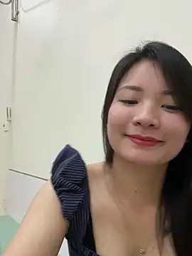 Bee_Yellow00's cam snapshot