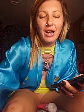 SheIsSomething's cam snapshot