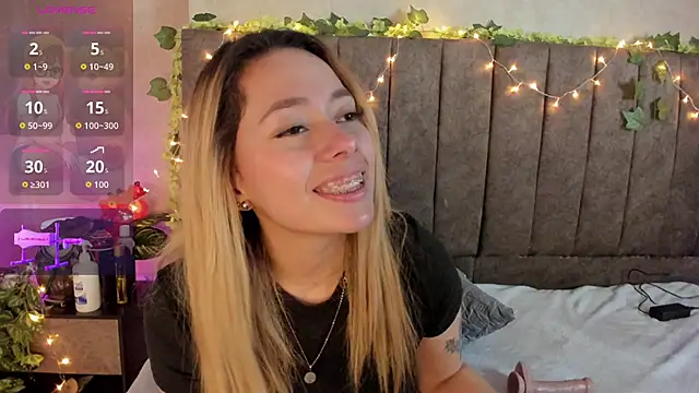 LanaMills_'s cam snapshot