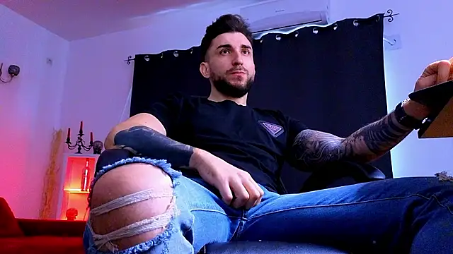 MightyAaron66 live sex cam