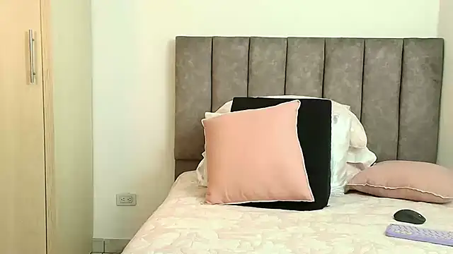 karina_lewis_'s cam snapshot