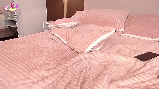 celine_golden1's cam snapshot