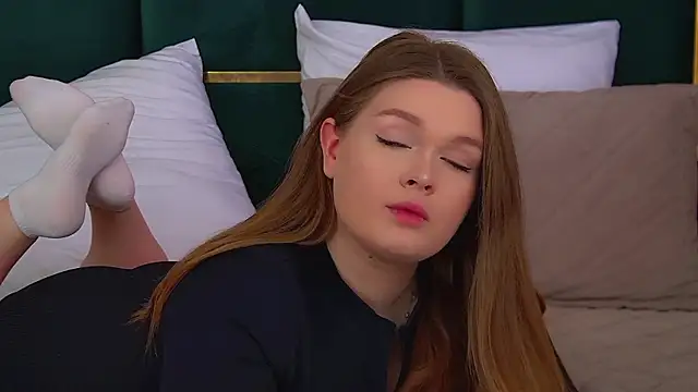 CrystalLyons live sex cam