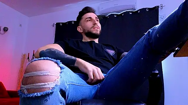 MightyAaron66 live sex cam