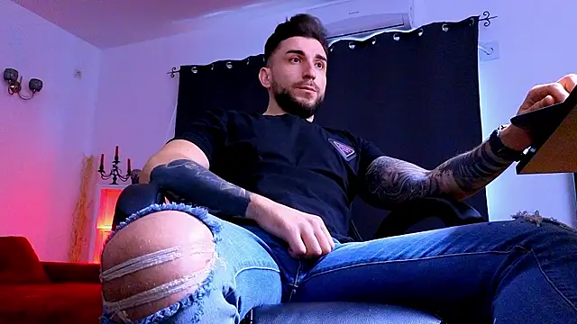 MightyAaron66 live sex cam