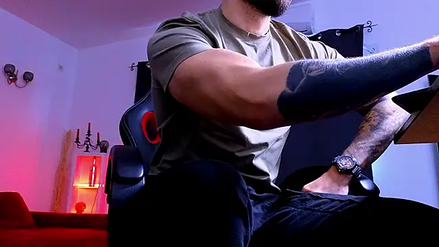 MightyAaron66 live sex cam