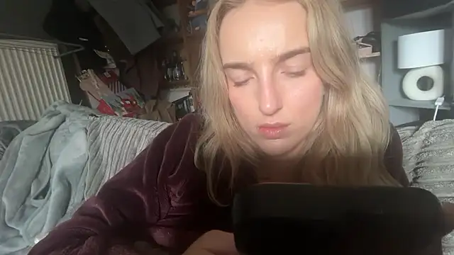 BlondeBombshellAmelia's cam snapshot