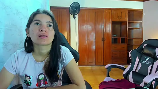 Emily_and_Soffy's cam snapshot