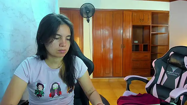 Emily_and_Soffy's cam snapshot