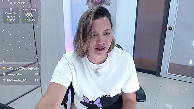 milfsecret69's cam snapshot