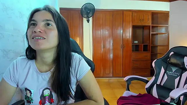 Emily_and_Soffy's cam snapshot