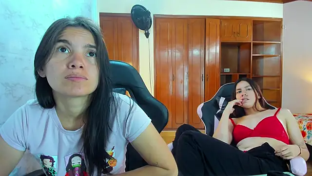 Emily_and_Soffy's cam snapshot