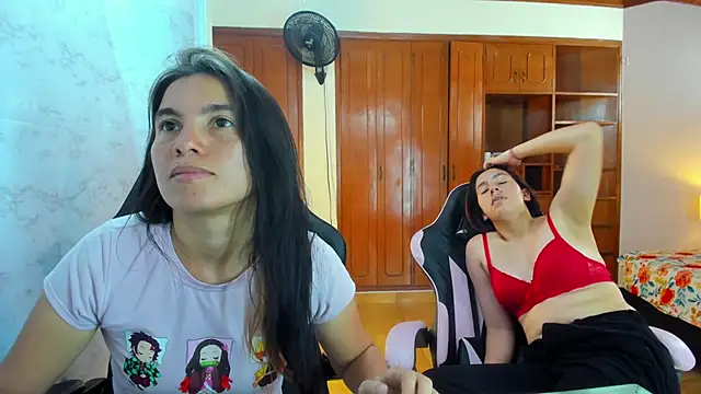 Emily_and_Soffy's cam snapshot