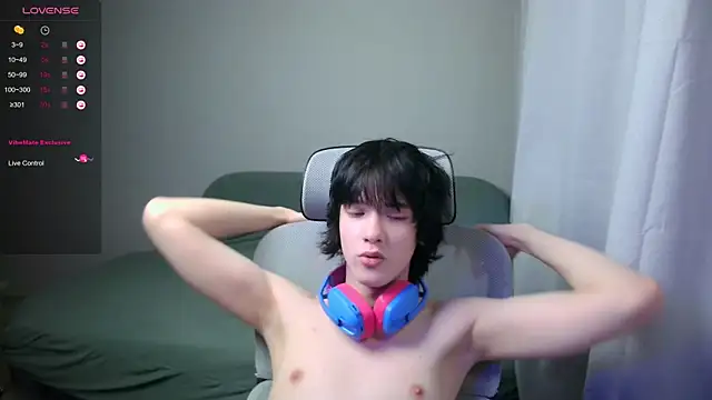 LeonBoykisser live sex cam