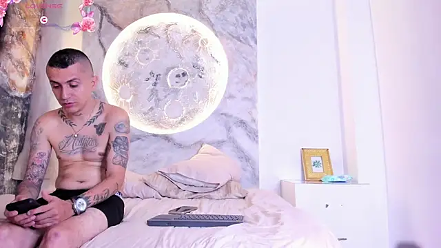 CharlotteAndSimon's cam snapshot