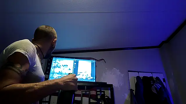 Bi_curious86 live sex cam