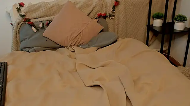 LunarHollow live sex cam