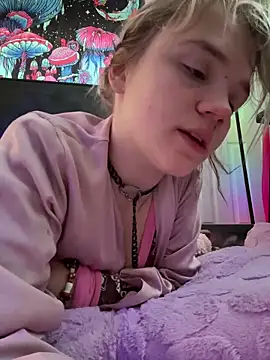 Cutiepiespanks's cam snapshot