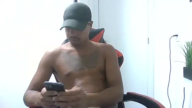 JUNINHOLEKEJR live sex cam