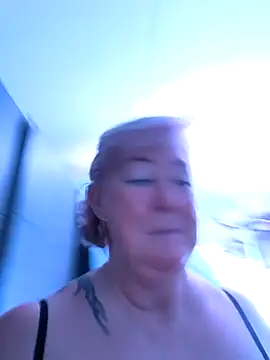 MissSilken live sex cam