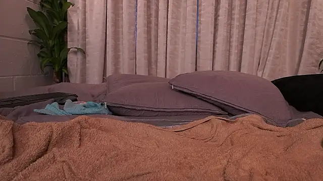 agatha_collins_'s cam snapshot