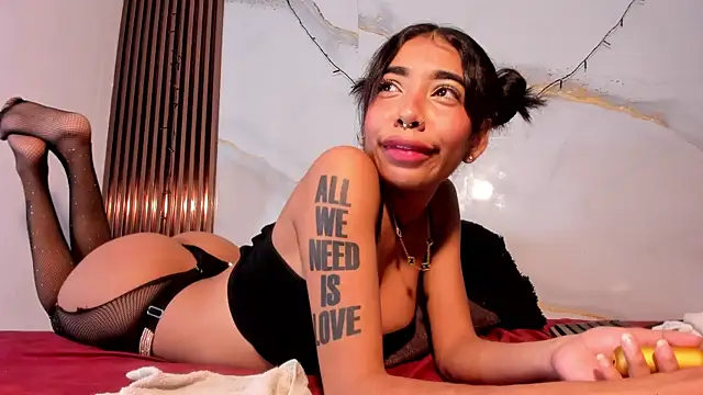 Scarlet_Vixen_'s cam snapshot