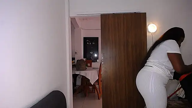 yselahot's cam snapshot