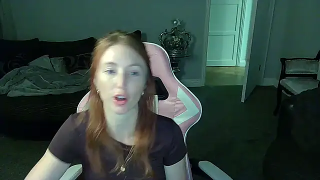 Red_firesquirt live sex cam