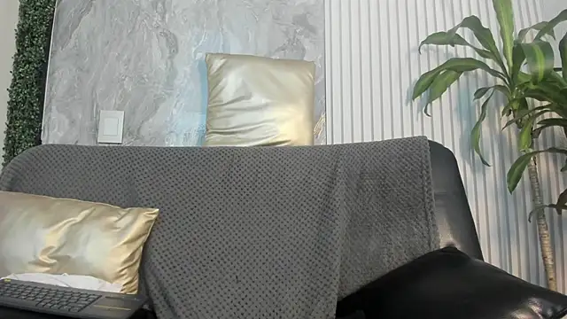 LesliePetit's cam snapshot