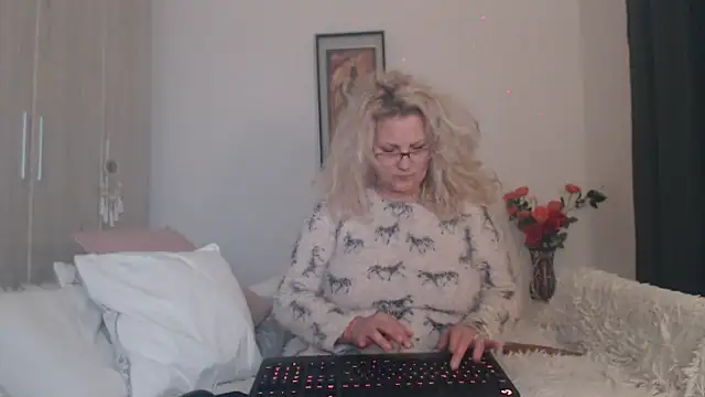 Divineblond live sex cam