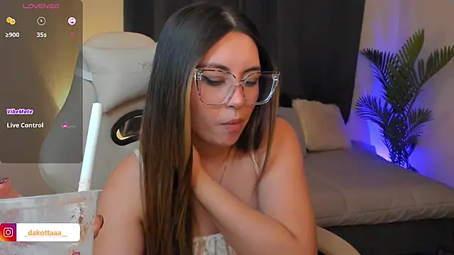 dakottaa_'s cam snapshot