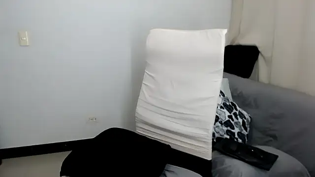 Laura-pervert's cam snapshot