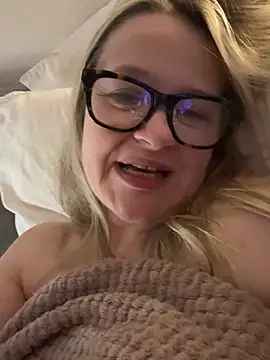 SuzieSub live sex cam