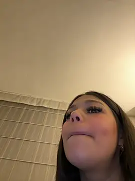 Alyshanon18's cam snapshot