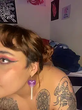 name_less_lulu's cam snapshot