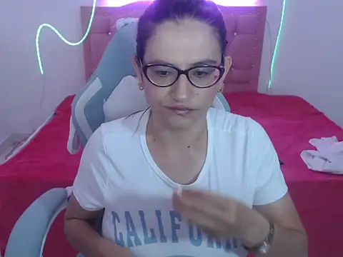 snowhot-69's cam snapshot