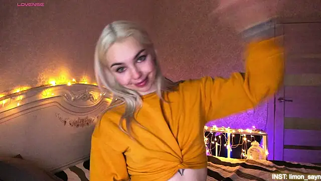 LillyMoure_'s cam snapshot