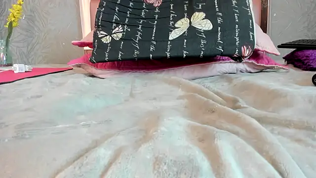 KOURTNEY--'s cam snapshot