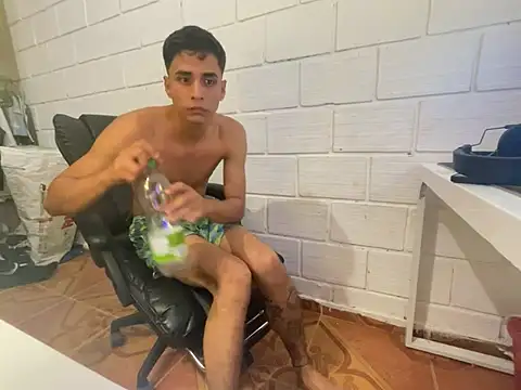 Max_TheHorseDick live sex cam