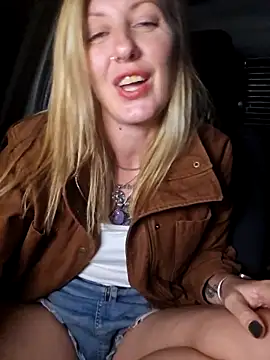 SheIsSomething live sex cam