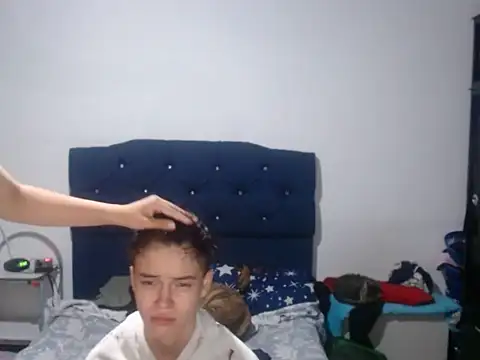 Brenda_Tina699's cam snapshot