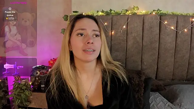 LanaMills_'s cam snapshot