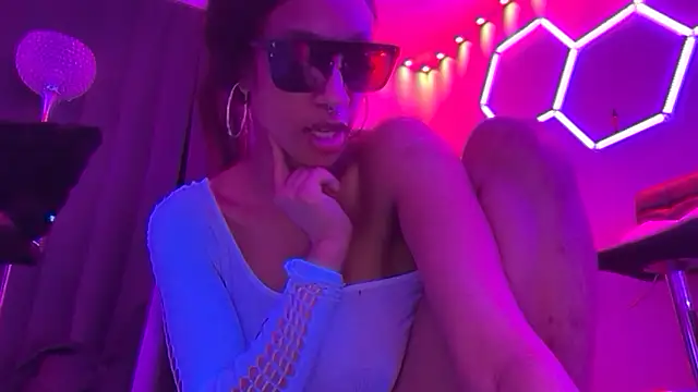 MissPersuasionxoxo's cam snapshot