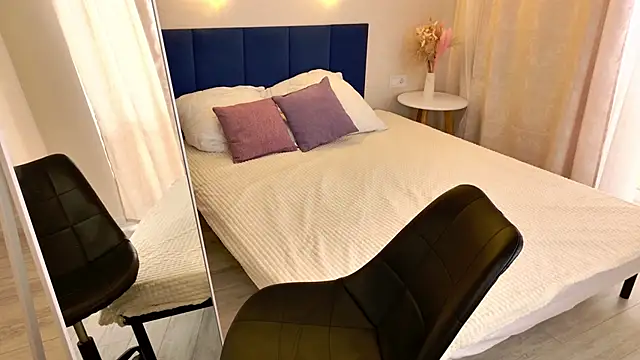 Alexis_Lovely live sex cam